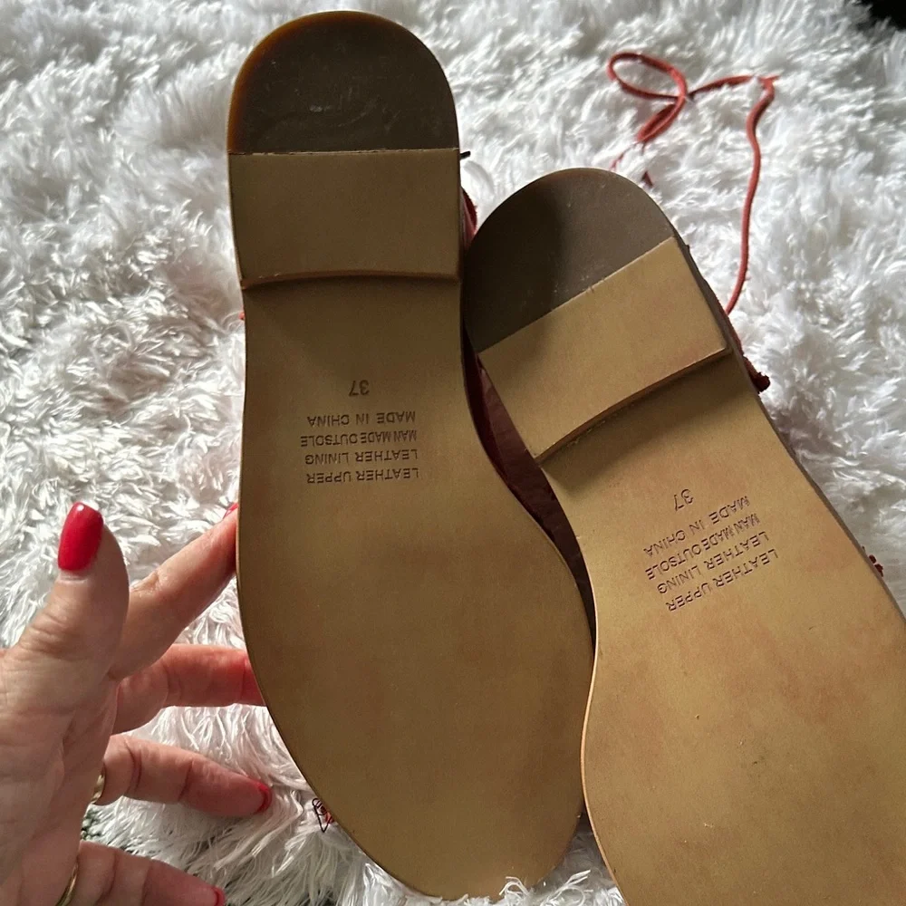 Elegant Fringed Red Sandals - Picture 4 of 6